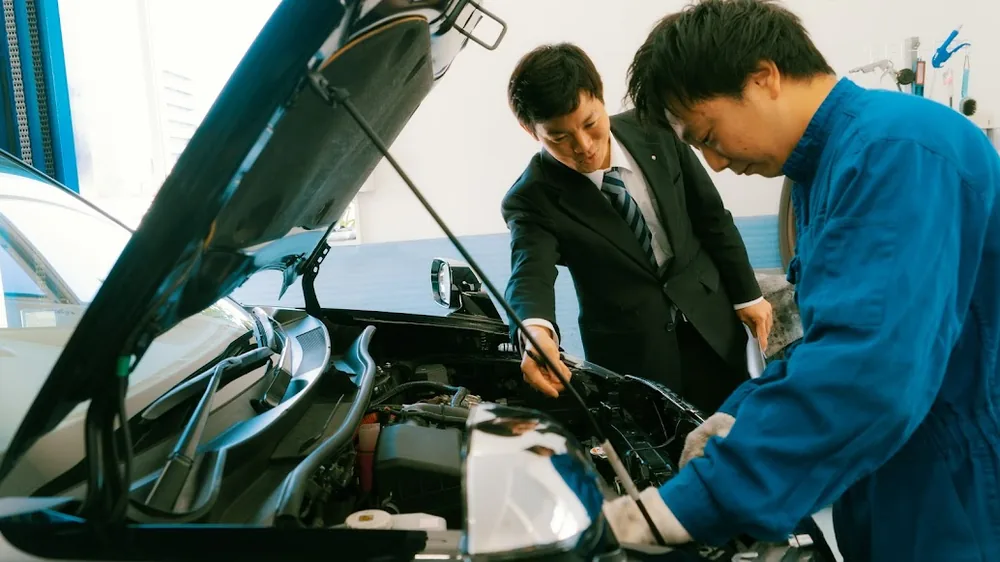 営業所での出庫前点検シーン