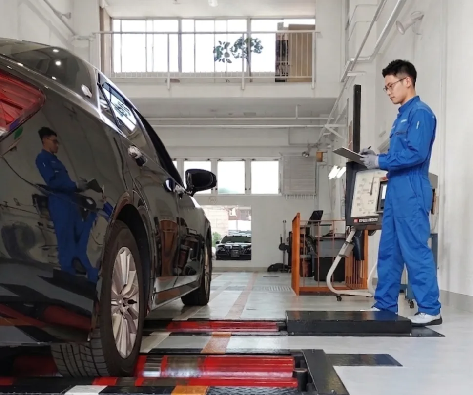 ピットでの車両点検、設備全景